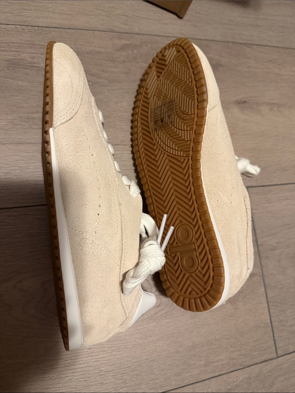 ALO Yoga Sandstone Neutral Low-Top Sneakers - Picture 8 of 8